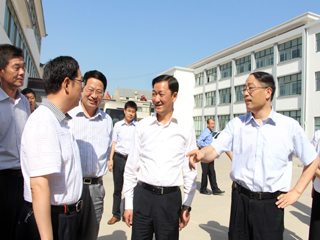 县委书记李逸浩,市司法局局长李从洋,县领导周岚,姚兆春陪同.