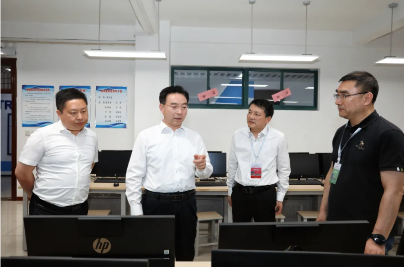 黄克涛检查高考准备工作