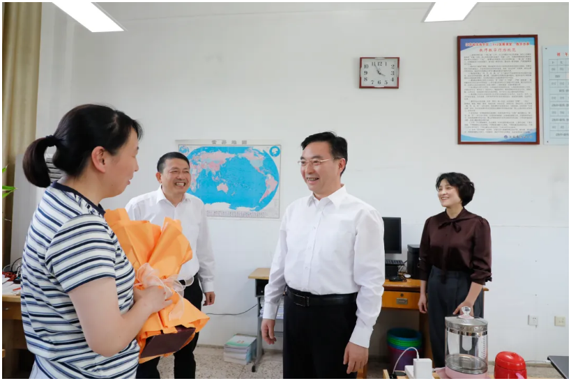 黄克涛开展教师节慰问活动暨检查秋学期开学工作